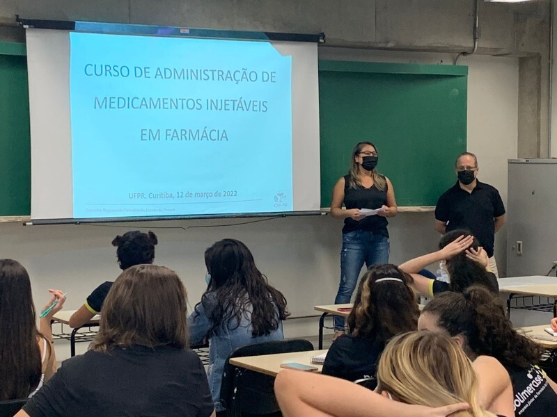 Acadêmicos de farmácia da UFPR participaram de curso de injetáveis